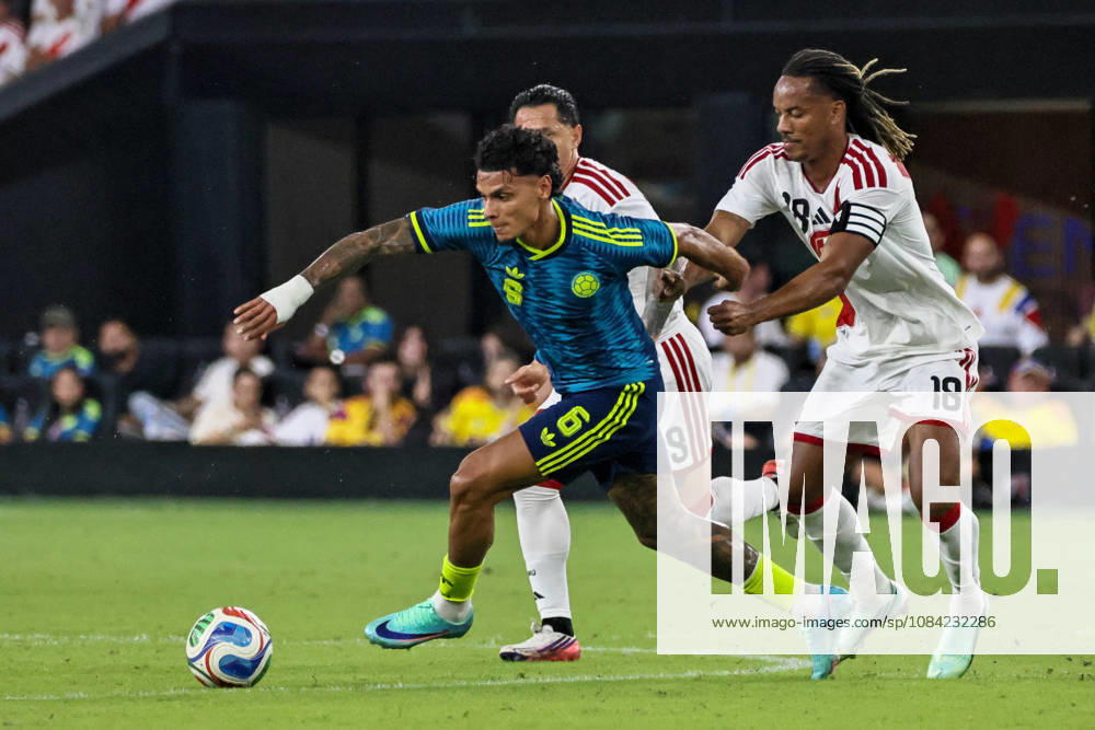 MIAMI, FL - OCTOBER 06: Richard Rios 6 of Colombia and Andre Cariillo 18 of Peru battle for a ball during an International Friendly, Länderspiel, Nationalmannschaft soccer match between Colombia and Peru at NU Stadium on October 06, 2026 in Miami, Florida.(Photo by Chris Arjoon Icon Sportswire) SOCCER: OCT 06 Colombia vs Peru Icon2610060000086