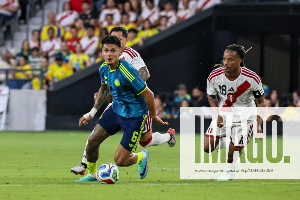 MIAMI, FL - OCTOBER 06: Richard Rios 6 of Colombia and Andre Cariillo 18 of Peru battle for a ball during an International Friendly, Länderspiel, Nationalmannschaft soccer match between Colombia and Peru at NU Stadium on October 06, 2026 in Miami, Florida.(Photo by Chris Arjoon Icon Sportswire) SOCCER: OCT 06 Colombia vs Peru Icon2610060000087