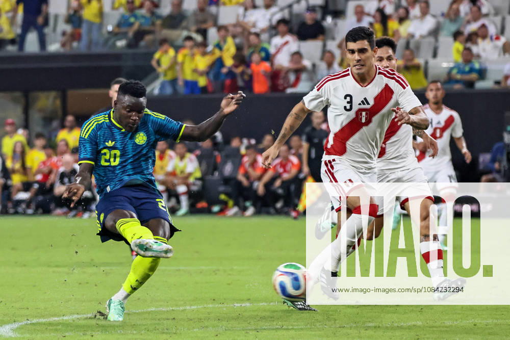 MIAMI, FL - OCTOBER 06: Kevin Viveros 20 of Colombia shoots on goal as Daniel Barco 3 of Peru looks on during an International Friendly, Länderspiel, Nationalmannschaft soccer match between Colombia and Peru at NU Stadium on October 06, 2026 in Miami, Florida.(Photo by Chris Arjoon Icon Sportswire) SOCCER: OCT 06 Colombia vs Peru Icon2610060000089