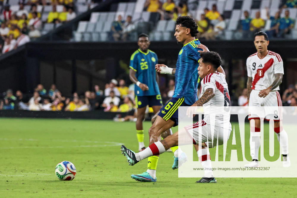 MIAMI, FL - OCTOBER 06: Richard Rios 6 of Colombia and Jesus Pretell 6 of Peru battle for a ball during an International Friendly, Länderspiel, Nationalmannschaft soccer match between Colombia and Peru at NU Stadium on October 06, 2026 in Miami, Florida.(Photo by Chris Arjoon Icon Sportswire) SOCCER: OCT 06 Colombia vs Peru Icon2610060000096