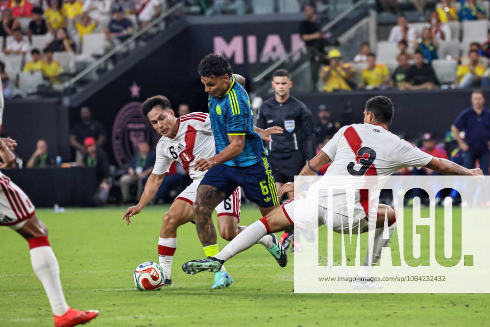 MIAMI, FL - OCTOBER 06: Richard Rios 6 of Colombia and Jesus Pretell 6 of Peru battle for a ball during an International Friendly, Länderspiel, Nationalmannschaft soccer match between Colombia and Peru at NU Stadium on October 06, 2026 in Miami, Florida.(Photo by Chris Arjoon Icon Sportswire) SOCCER: OCT 06 Colombia vs Peru Icon2610060000098