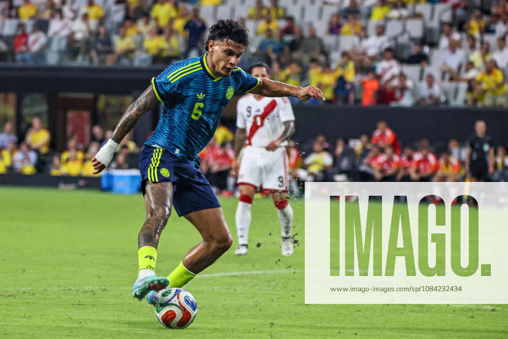 MIAMI, FL - OCTOBER 06: Richard Rios 6 of Colombia controls a ball during an International Friendly, Länderspiel, Nationalmannschaft soccer match between Colombia and Peru at NU Stadium on October 06, 2026 in Miami, Florida.(Photo by Chris Arjoon Icon Sportswire) SOCCER: OCT 06 Colombia vs Peru Icon2610060000099