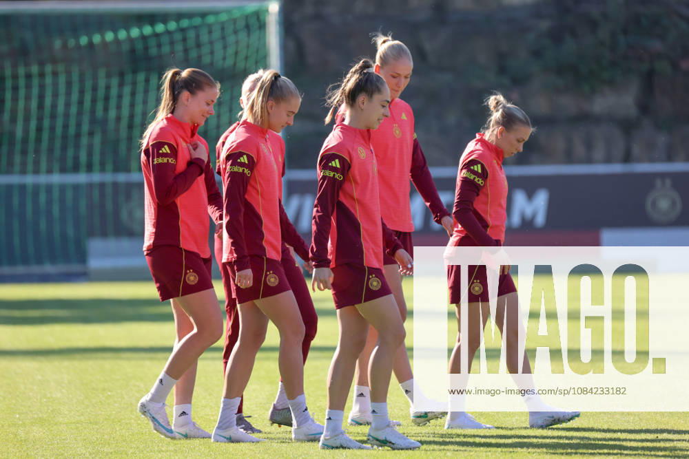 German Women s National Soccer Team Training Friendly Match: Germany vs. Australia Pictured, from left: Sjoeke Nüsken (Nuesken) of Germany, Janina Minge of Germany, Sophia Kleinherne of Germany, Camilla Küver (Kuever) of Germany, and Elisa Senß (Senss) of Germany