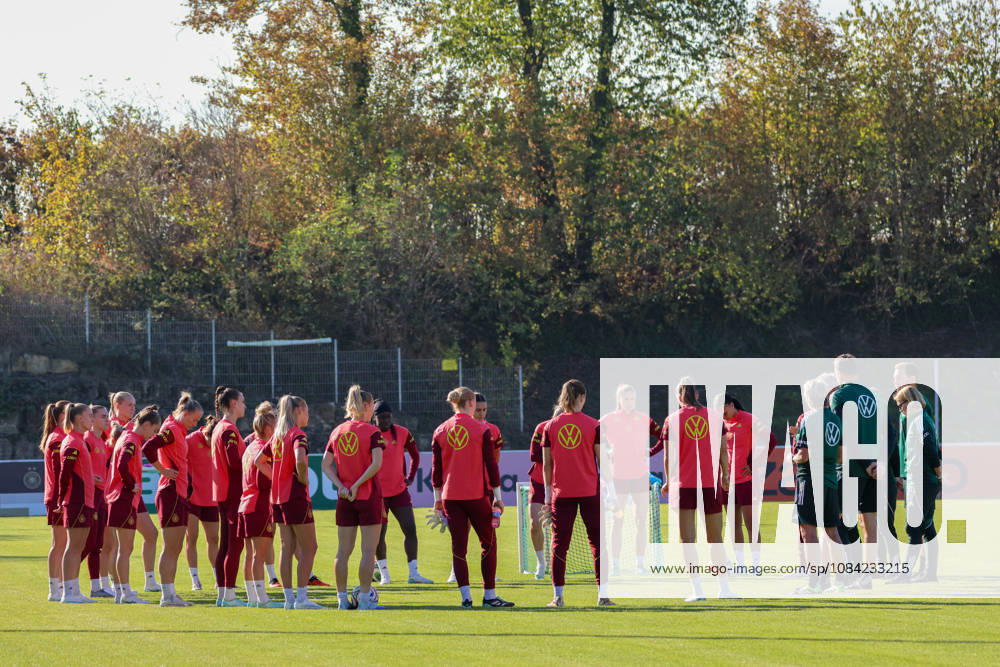 German Women s National Soccer Team Training Friendly Match: Germany vs. Australia Pictured: The players of the German Women s National Soccer Team gathered in a circle for a team meeting