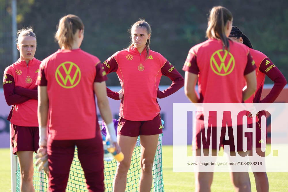 German Women s National Soccer Team Training Friendly Match: Germany vs. Australia Pictured, from left: Franziska Kett (Germany) and Jule Brand (Germany)