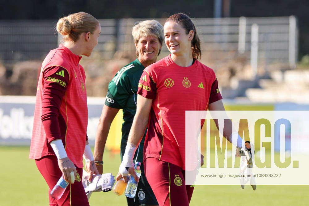 German Women s National Soccer Team Training Friendly Match: Germany vs. Australia Pictured, from left: Goalkeeper Laura Dick (Germany) and goalkeeper Stina Johannes (Germany)