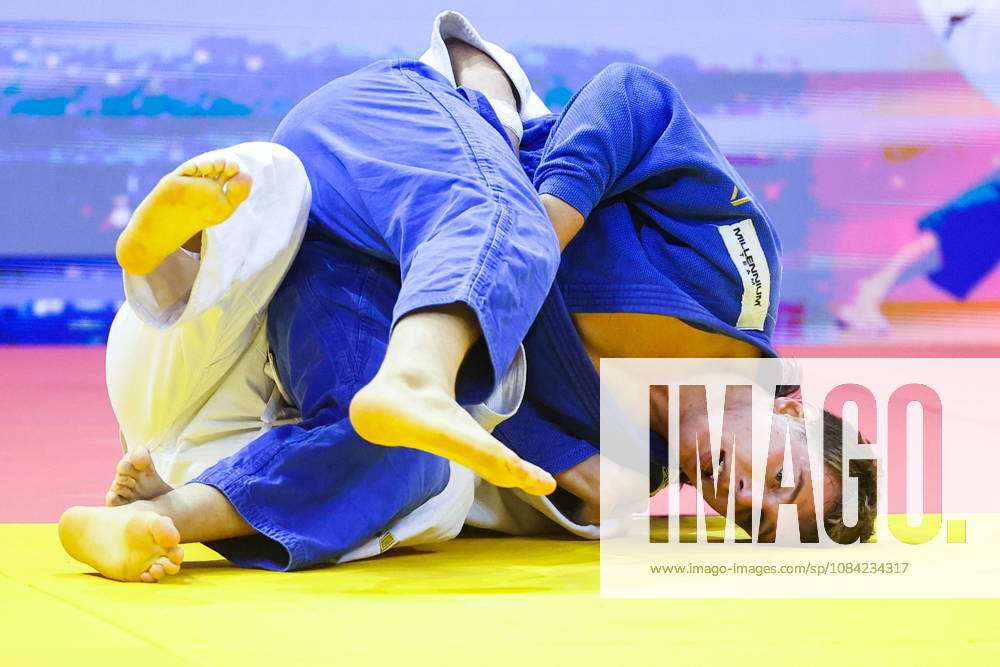 AZERBAIJAN, BAKU - OCTOBER 7, 2026: Lee Joon-hwan (L) of South Korea and Mihajlo Simin of Serbia compete in their -81 kg bout as part of the 2026 World Judo Championships at the National Gymnastics Arena. Mikhail Sinitsyn TASS 98915564