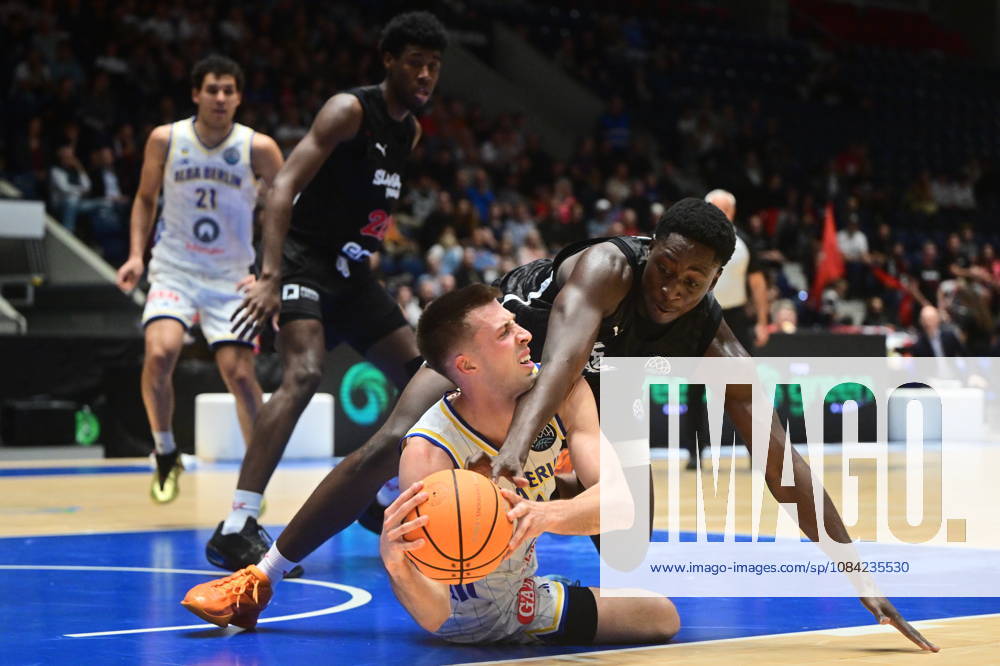 Men s basketball Champions League, group G, 1st round, match Slavia Praha NBK and Alba Berlin in Pardubice, Czech Republic, October 7, 2026. From left Joe Wieskamp of Alba, Nana Owusu-Anane of Slavia. (CTKxPhoto JosefxVostarek) CTKPhotoP2026100707511 CTKPhotoP2026100707511