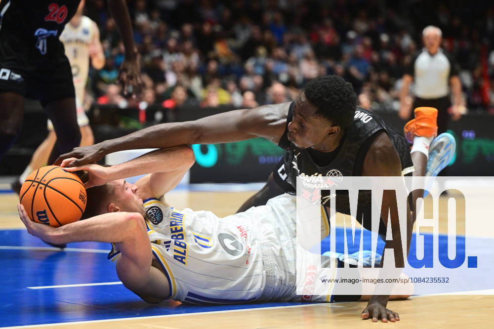 Men s basketball Champions League, group G, 1st round, match Slavia Praha NBK and Alba Berlin in Pardubice, Czech Republic, October 7, 2026. From left Joe Wieskamp of Alba, Nana Owusu-Anane of Slavia. (CTKxPhoto JosefxVostarek) CTKPhotoP2026100707516 CTKPhotoP2026100707516