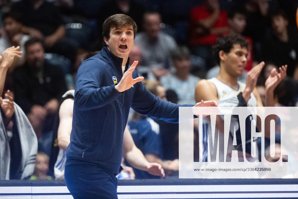 Men s basketball Champions League, group G, 1st round, match Slavia Praha NBK and Alba Berlin in Pardubice, Czech Republic, October 7, 2026. Coach of Alba Berlin Pedro Calles. (CTKxPhoto JosefxVostarek) CTKPhotoP2026100707862 CTKPhotoP2026100707862