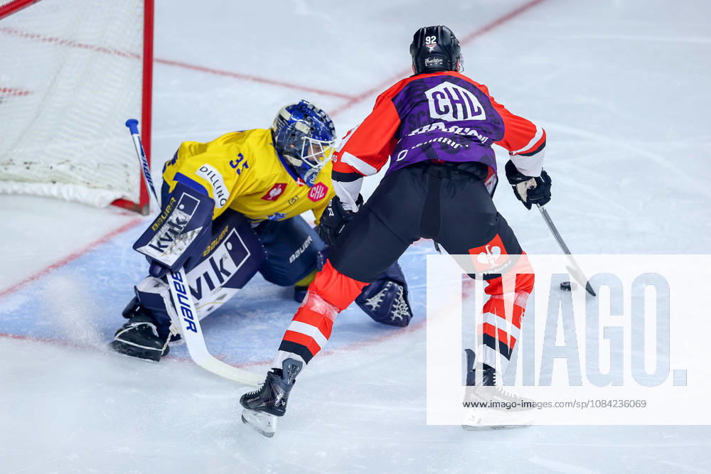Ice Hockey, CHL, Kölner Haie vs. Blue Fox Herning, Champions Hockey League 2026–27, Matchday 5, 2026–27 Season, Lanxess Arena, Cologne: Marcel Noebels of the Kölner Haie 92 misses a scoring opportunity on a penalty shot against Janis Fecers of Blue Fox Herning 35, North Rhine-Westphalia, Germany
