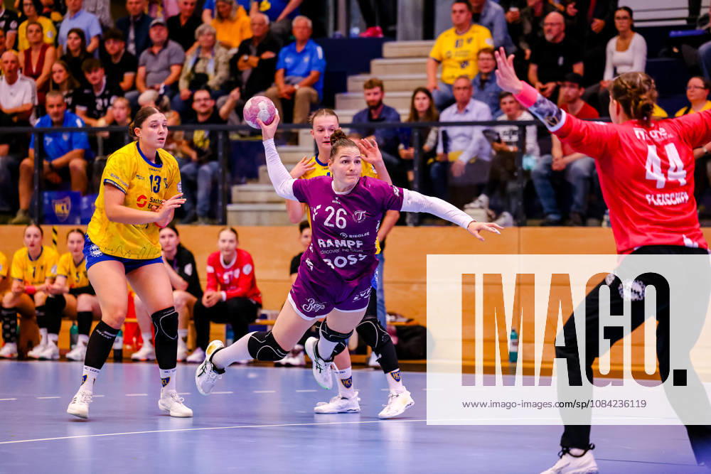 Svenja Huebner of TusSies Metzingen, No. 26, throws the ball at Janine Fleischer of HC Leipzig, No. 44, GER, HC Leipzig vs. TusSies Metzingen, Handball, ALSCO Women s Handball Bundesliga, Matchday 5, 2026–2027 season, October 7, 2026, GER, HC Leipzig vs. TusSies Metzingen, Handball, ALSCO Women’s Handball Bundesliga, Matchday 5, 2026–2027 season, October 7, 2026, Markranstaedt