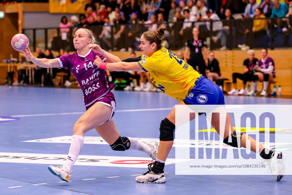 Lotta Roepcke (TusSies Metzingen, No. 14) passes the ball; one-on-one battle, duel, struggle with Marlene Tucholke (HC Leipzig, No. 23), GER, HC Leipzig vs. TusSies Metzingen, handball, ALSCO Women’s Handball Bundesliga, Matchday 5, 2026–2027 season, October 7, 2026, GER, HC Leipzig vs. TusSies Metzingen, handball, ALSCO Women’s Handball Bundesliga, Matchday 5, 2026–2027 season, October 7, 2026, Markranstaedt
