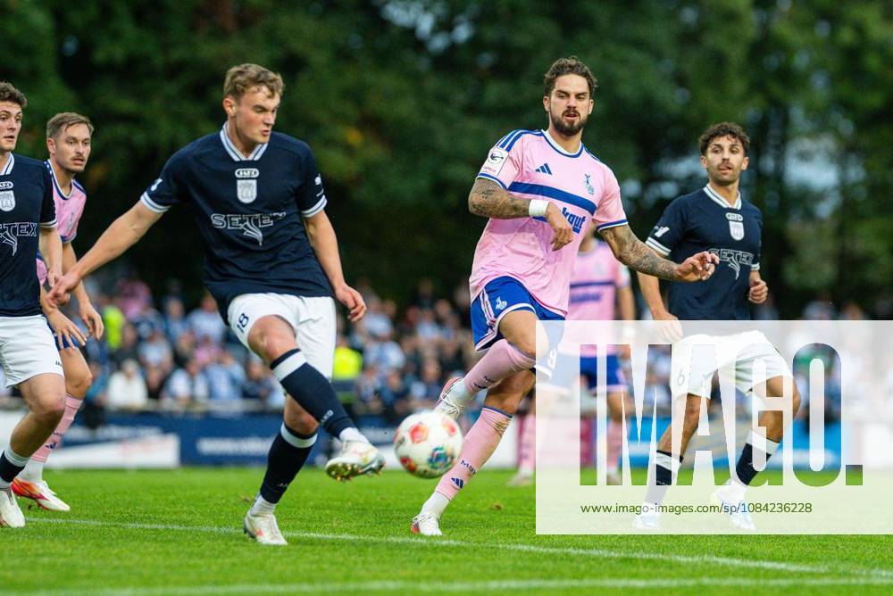Lower Rhine Cup: SV Blau Weiß Dingden vs. MSV Duisburg ** FOR ** **Soccer Lower Rhine Cup: SV Blau Weiß Dingden vs. MSV Duisburg on October 7, 2026, at the Höingsweg sports field in Hamminkeln. Lex Tyger Lobinger, Duisburg. Copyright JakobxKlos
