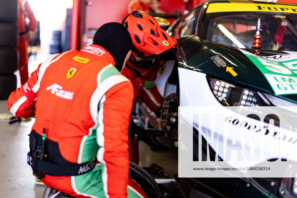 AUTO - ELMS - 4 HOURS OF PORTIMAO 2026 55 CAMERON Duncan (gbr), PEREL David (rsa), GRIFFIN Matthew (irl), Spirit of Race, Ferrari 296 LMGT3 Evo, LMGT3, mecaniciens, mechanics pitlane, during the 4 Hours of Portimao 2026, 6th round of the 2026 European Le Mans Series on the Autodromo Internacional do Algarve from October 8 to 10, 2026 in Portimao, Portugal -