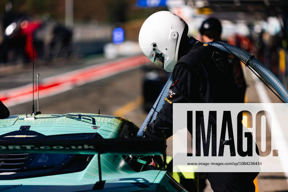 AUTO - ELMS - 4 HOURS OF PORTIMAO 2026 33 MCDONALD Blake (usa), UDELL Alec (usa), EASTWOOD Charlie (irl), TF Corvette Z06 LMGT3.R, LMGT3, mecaniciens, mechanics during the 4 Hours of Portimao 2026, 6th round of the 2026 European Le Mans Series on the Autodromo Internacional do Algarve from October 8 to 10, 2026 in Portimao, Portugal -
