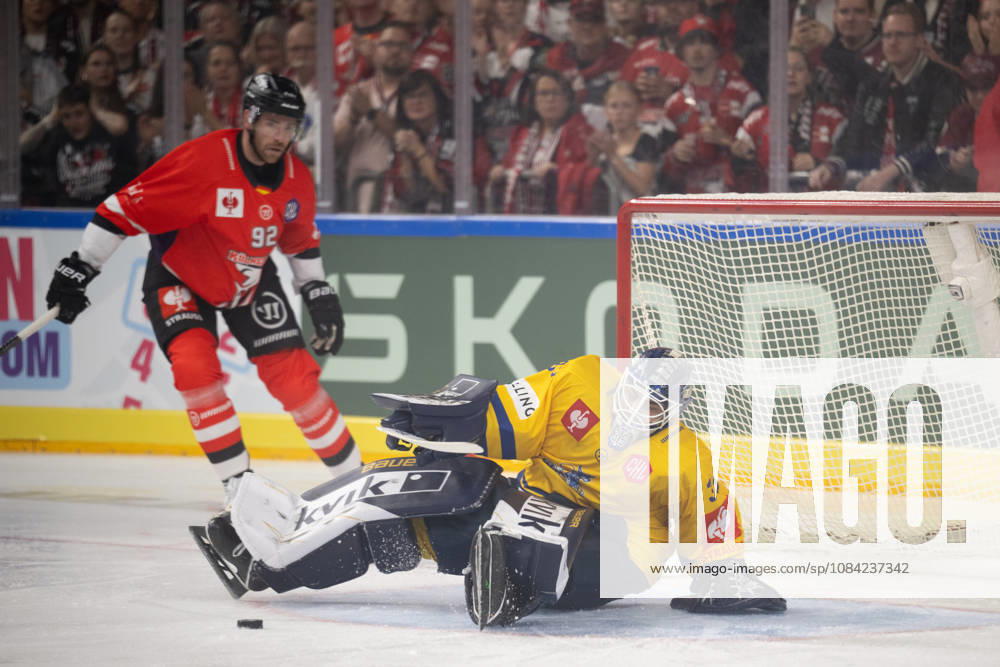 CHL Cologne Sharks vs. Herning Blue Fox, Cologne, October 7, 2026: Marcel Noebels (Cologne Sharks), forward, 92; Janis Fecers (Herning Blue Fox), goaltender, 35; CHL: Cologne Sharks vs. Herning Blue Fox on October 7, 2026, at the LanxessArena in Cologne, Germany