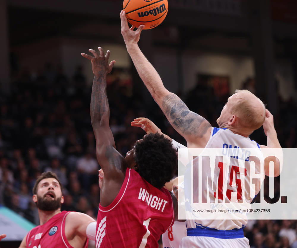 Tanner Omlid of Porto with the ball next to John Michael Wright of Bonn, BCL, Telekom Baskets Bonn vs. FC Porto, Bonn