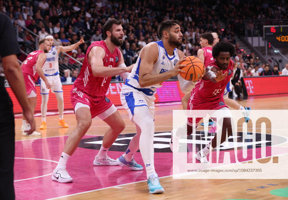 Goncalo Delgado Porto with the ball between Leon Kratzer (Bonn) and John Michael Wright (Bonn), BCL, Telekom Baskets Bonn vs. FC Porto, Bonn