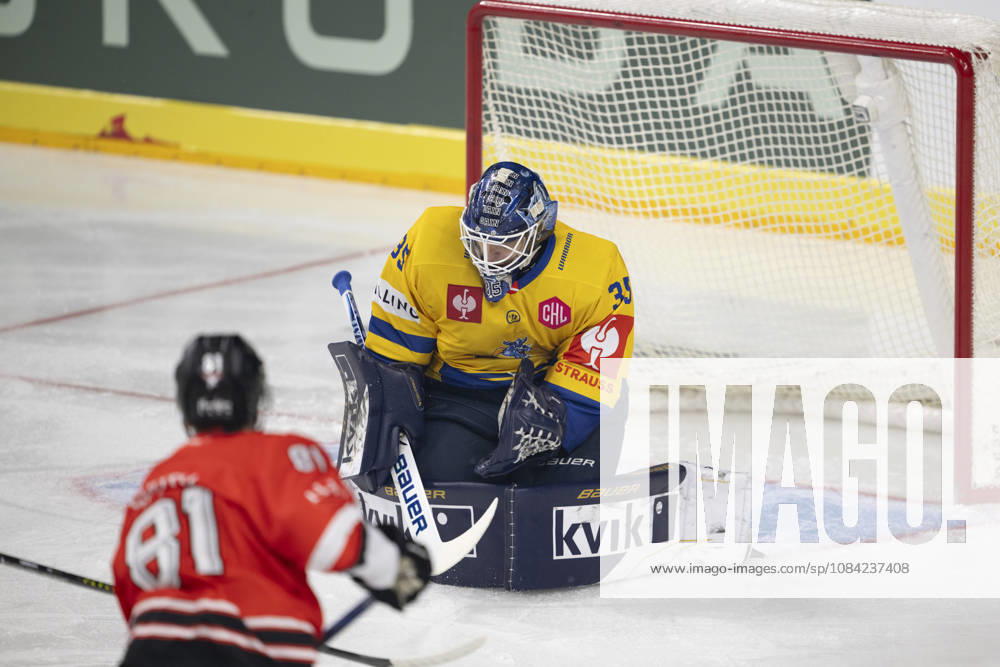 CHL Cologne Sharks vs. Herning Blue Fox, Cologne, October 7, 2026: Mateu Späth (Cologne Sharks), forward, 81; Janis Fecers (Herning Blue Fox), goaltender, 35. CHL: Cologne Sharks vs. Herning Blue Fox on October 7, 2026, at the Lanxess Arena in Cologne, Germany