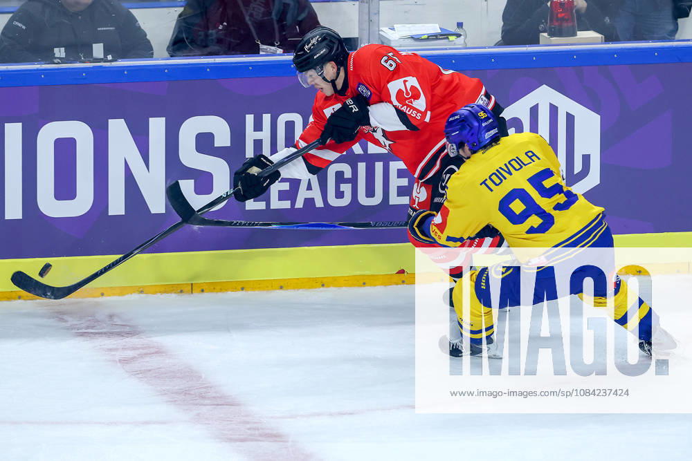 Ice Hockey, CHL, Kölner Haie vs. Blue Fox Herning, Champions Hockey League 2026–27, Matchday 5, 2026–27 Season, Lanxess Arena, Cologne; Marco Münzenberger of the Kölner Haie ’65 battles Artturi Mikael Toivola of Blue Fox Herning ’95; North Rhine-Westphalia, Germany