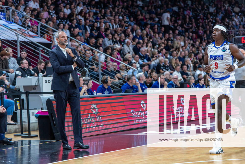 Fernando Sa (FC Porto), head coach, looks dissatisfied; Thomas Bropleh (FC Porto); 09 Telekom Baskets Bonn vs. FC Porto; basketball; Basketball Champions League; Matchday 1; 2026–2027; October 7, 2026, Telekom Baskets Bonn vs. FC Porto, Basketball, Basketball Champions League, Matchday 1, 2026–2027, October 7, 2026, Bonn