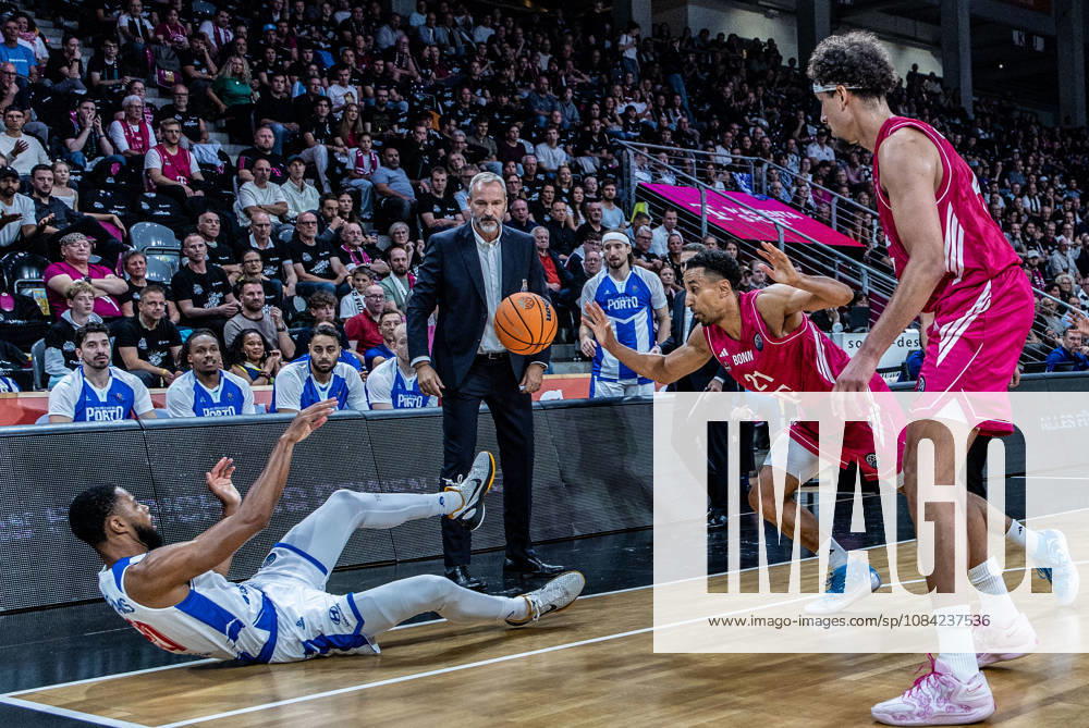 Xeyrius Williams, FC Porto, 20 (on the floor) vs. Joel Aminu, Telekom Baskets Bonn, 21; Michael Kessens, Telekom Baskets Bonn, 06; Telekom Baskets Bonn vs. FC Porto, Basketball, Basketball Champions League, Matchday 1, 2026–2027, October 7, 2026, Telekom Baskets Bonn vs. FC Porto, Basketball, Basketball Champions League, Matchday 1, 2026–2027, October 7, 2026, Bonn