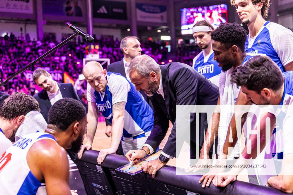 Fernando Sa, FC Porto Head Coach, calls a timeout. Telekom Baskets Bonn vs. FC Porto, Basketball, Basketball Champions League, Matchday 1, 2026–2027, October 7, 2026, Telekom Baskets Bonn vs. FC Porto, Basketball, Basketball Champions League, Matchday 1, 2026–2027, October 7, 2026, Bonn