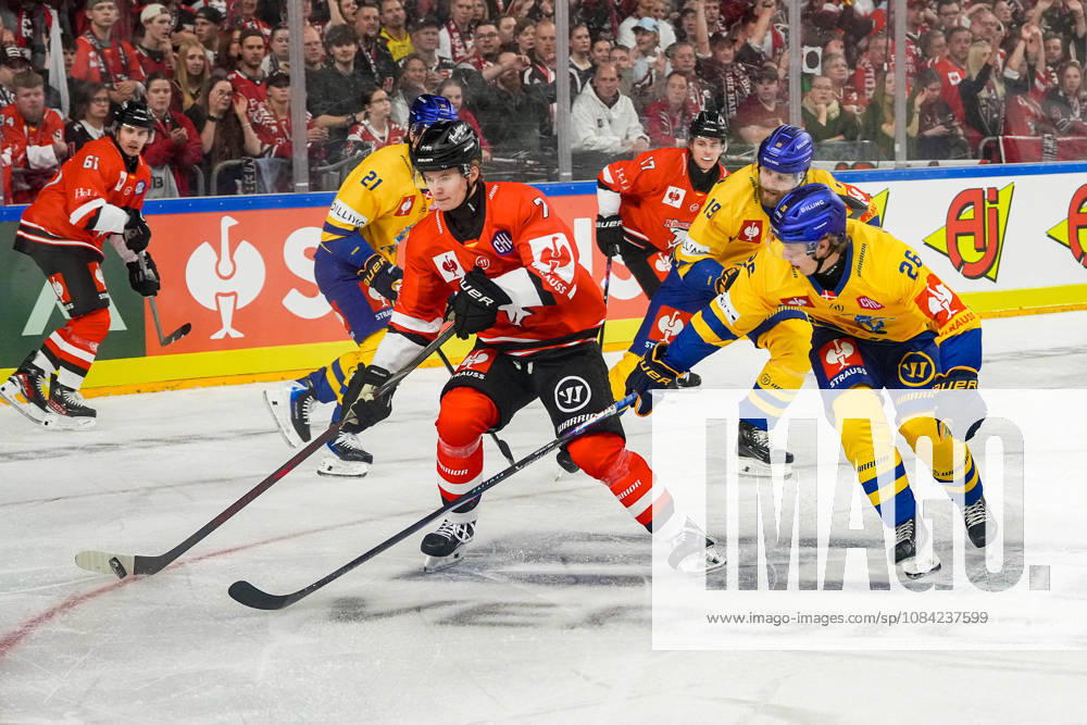Ice Hockey CHL, Matchday 5: Kölner Haie vs. Herning Blue Fox on October 7, 2026, at the Lanxess Arena in Cologne. Carlos Händel (Cologne), left; Valdemar Bilgrav (Herning), right