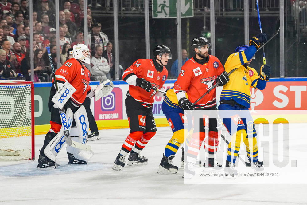 Ice Hockey CHL, Matchday 5: Kölner Haie vs. Herning Blue Fox on October 7, 2026, at the Lanxess Arena in Cologne. Heavy traffic in front of Nico Wiens of Cologne, left