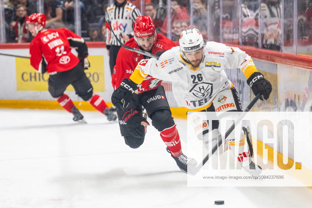 NL: Lausanne HC - HC Lugano 07.10.2026, Lausanne, Vaudoise Arena, NL: Lausanne HC - HC Lugano. Damien Riat (9, Lausanne HC) and David Aebischer (26, HC Lugano) during the 2026-2027 Swiss National League Ice hockey, Eishockey game between Lausanne HC and HC Lugano the Wednesday 07.10.2026 at the Vaudoise Arena in Lausanne, Switzerland. Lausanne Vaudoise Arena Vaud Switzerland