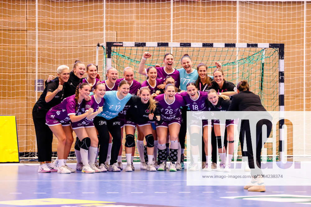 Team photo from Metzingen after the victory; celebration, joy; Ermira Lutolli, TusSies Metzingen, 09; Marie Weiss, TusSies Metzingen, 12; Svenja Huebner, TusSies Metzingen, 26, Santina Sabatnig, TusSies Metzingen, 18, Gabriela Bitolo, TusSies Metzingen, 22, Sara Suba, TusSies Metzingen, 77, Miriam Hirsch, TusSies Metzingen, Coach, GER, HC Leipzig vs. TusSies Metzingen, Handball, ALSCO Women’s Handball Bundesliga, Matchday 5, 2026–2027 Season, October 7, 2026, GER, HC Leipzig vs. TusSies Metzingen, Handball, ALSCO Women’s Handball Bundesliga, Matchday 5, 2026–2027 season, October 7, 2026, Markranstädt