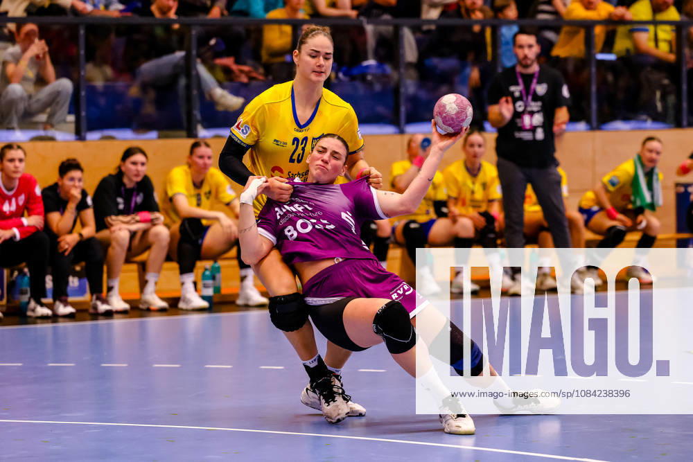 Gabriela Bitolo (TusSies Metzingen), No. 22, in possession of the ball, one-on-one, duel, battle, held by Marlene Tucholke (HC Leipzig), No. 23, GER, HC Leipzig vs. TusSies Metzingen, Handball, ALSCO Women’s Handball Bundesliga, Matchday 5, 2026–2027 season, October 7, 2026, GER, HC Leipzig vs. TusSies Metzingen, Handball, ALSCO Women’s Handball Bundesliga, Matchday 5, 2026–2027 season, October 7, 2026, Markranstädt