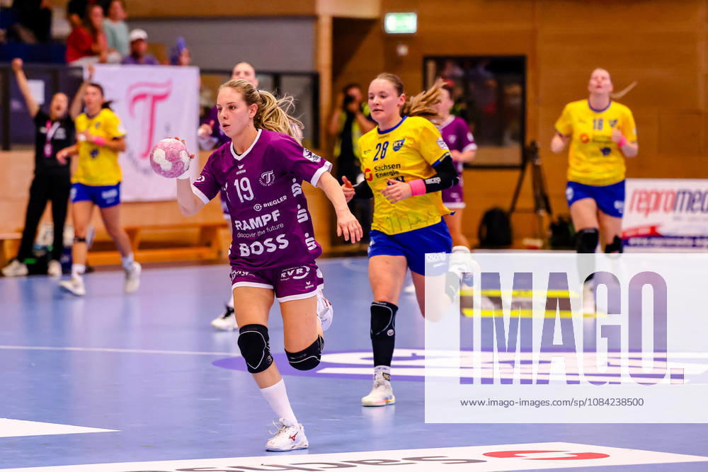 Johanna Farkas (TusSies Metzingen), 19 on the ball, runs past Lara Tauchmann (HC Leipzig), 28 of them, GER, HC Leipzig vs. TusSies Metzingen, Handball, ALSCO Women s Handball Bundesliga, Matchday 5, 2026–2027 season, October 7, 2026, GER, HC Leipzig vs. TusSies Metzingen, Handball, ALSCO Women’s Handball Bundesliga, Matchday 5, 2026–2027 season, October 7, 2026, Markranstaedt