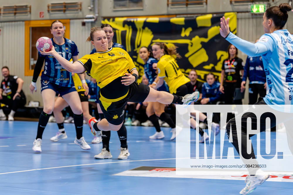 Dortmund, October 7, 2026, Handball, Women s, Alsco Women s Handball Bundesliga, Matchday 5, BVB Borussia Dortmund vs. Buxtehuder SV, Lisa Antl (BVB) scores her 9th goal against Sophie Fasold (Buxtehuder SV), 24, Dortmund Sporthalle Wellinghofen, North Rhine-Westphalia, Germany