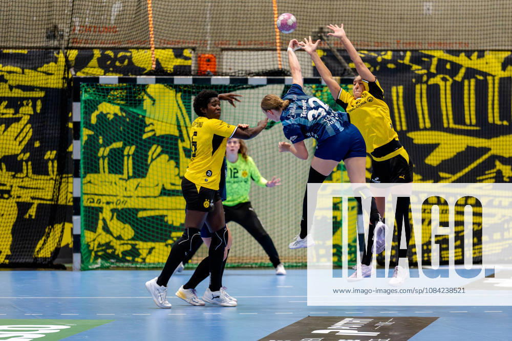 Dortmund, October 7, 2026, Handball, Women’s, Alsco Women’s Handball Bundesliga, Matchday 5, BVB Borussia Dortmund vs. Buxtehuder SV Isa Ternede (Buxtehuder SV), 32 on a shot from the backcourt against the block by Dana Bleckmann (BVB), 66 Dortmund Sports Hall Wellinghofen, North Rhine-Westphalia, Germany