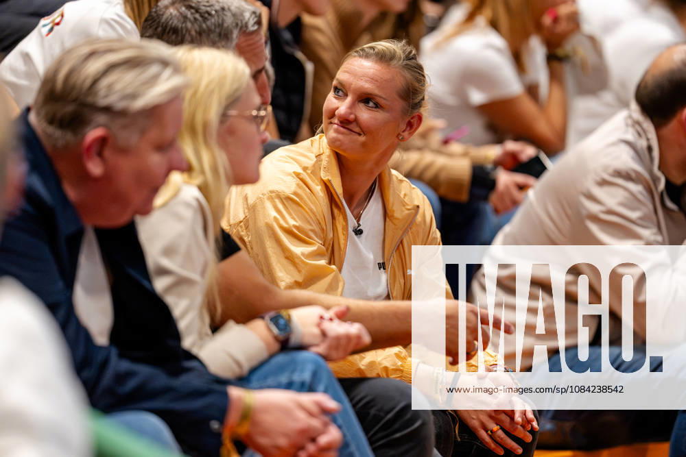 Dortmund, October 7, 2026, Handball, Women s, Alsco Women s Handball Bundesliga, Matchday 5, BVB Borussia Dortmund vs. Buxtehuder SV, Alexandra Popp in good spirits at the BVB Women s Handball game, Dortmund Sports Hall, Wellinghofen, North Rhine-Westphalia, Germany