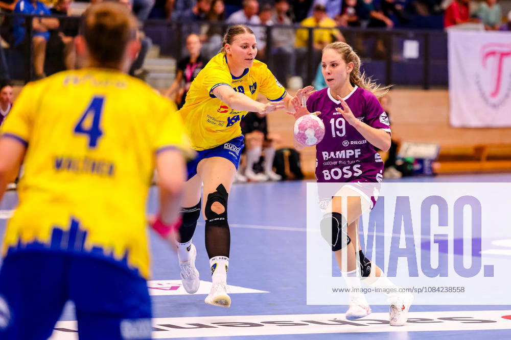 Johanna Farkas (TusSies Metzingen), 19, on the ball; Jasmin Eckart (HC Leipzig), 18, defending; one-on-one, duel, battle, GER, HC Leipzig vs. TusSies Metzingen, Handball, ALSCO Women’s Handball Bundesliga, Matchday 5, 2026–2027 season, October 7, 2026 GER, HC Leipzig vs. TusSies Metzingen, Handball, ALSCO Women’s Handball Bundesliga, Matchday 5, 2026–2027 season, October 7, 2026 Markranstaedt