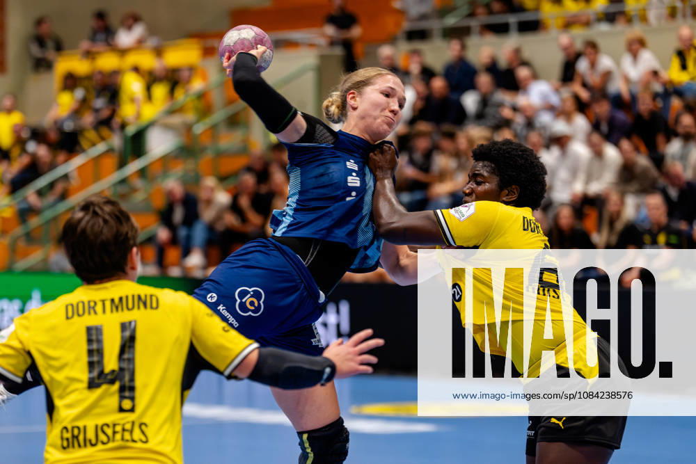 Dortmund, October 7, 2026, Handball, Women s, Alsco Women s Handball Bundesliga, Matchday 5, BVB Borussia Dortmund vs. Buxtehuder SV, Johanna Andresen (Buxtehuder SV) takes a shot from the backcourt against the defense of Laetitia Quist (BVB), 6, Dortmund Sporthalle Wellinghofen, North Rhine-Westphalia, Germany