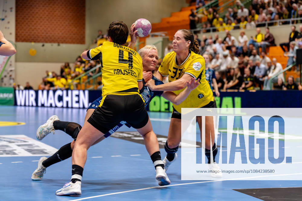 Dortmund, October 7, 2026, Handball, Women s, Alsco Women s Handball Bundesliga, Matchday 5, BVB Borussia Dortmund vs. Buxtehuder SV; Ruslana Litvinov (Buxtehuder SV) in a duel with Alina Grijseels (BVB, No. 4) and Guro Nestaker (BVB, No. 33); Dortmund Sporthalle Wellinghofen, North Rhine-Westphalia, Germany