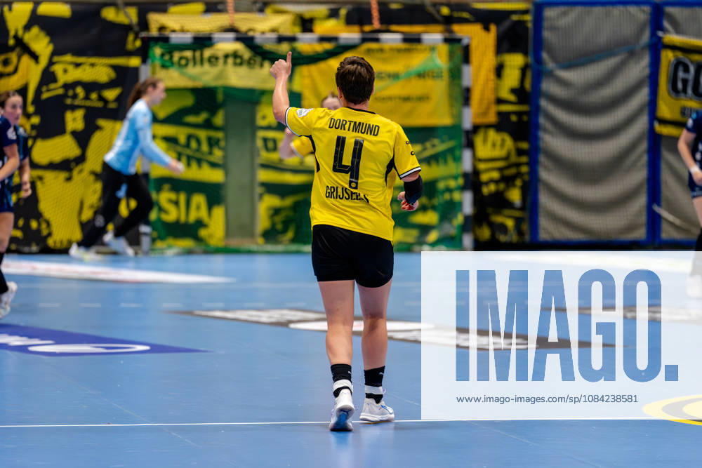 Dortmund, October 7, 2026, Handball, Women s, Alsco Women s Handball Bundesliga, Matchday 5, BVB Borussia Dortmund vs. Buxtehuder SV, Alina Grijseels (BVB), 4 with thumbs up, Dortmund Sports Hall Wellinghofen, North Rhine-Westphalia, Germany