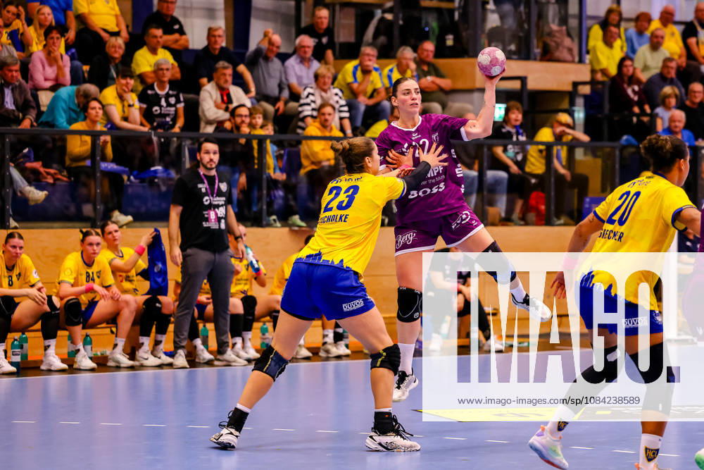 Marlene Tucholke (HC Leipzig), 23, blocks Sies (Metzingen), 22, in mid-air; one-on-one, duel, battle; GER; HC Leipzig vs. TusSies Metzingen; handball; ALSCO Women s Handball Bundesliga; Matchday 5; 2026–2027 season, October 7, 2026 GER, HC Leipzig vs. TusSies Metzingen, Handball, ALSCO Women’s Handball Bundesliga, Matchday 5, 2026–2027 season, October 7, 2026 Markranstädt