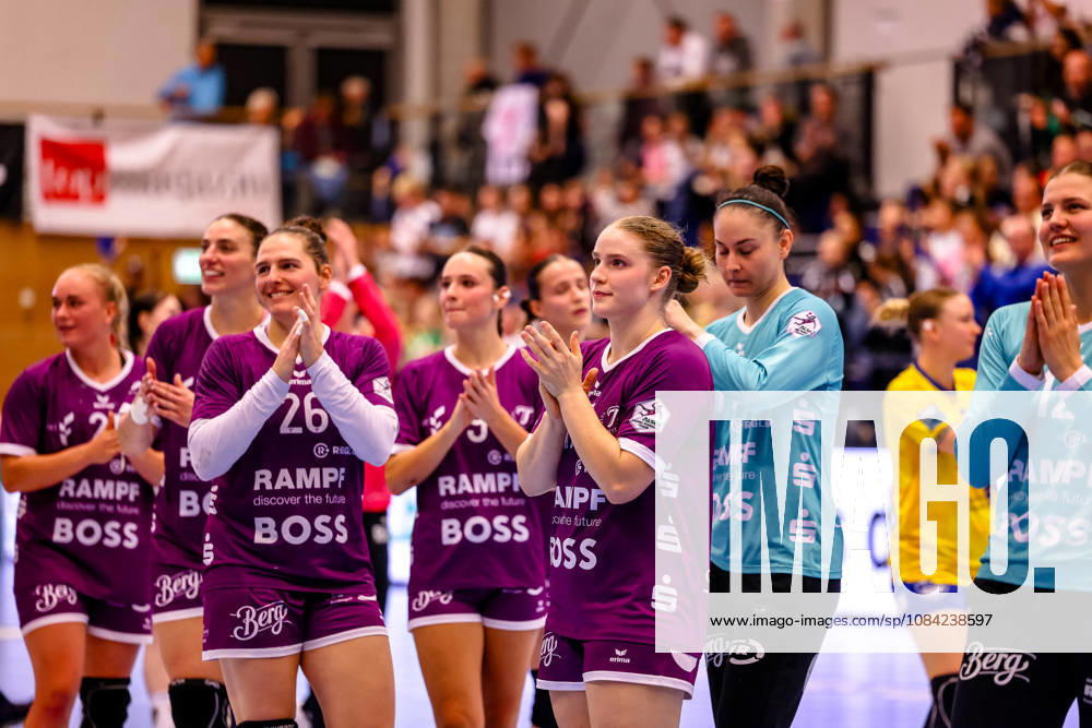 Charlotte Kaehr, TusSies Metzingen, 17, and the team celebrating their victory, GER, HC Leipzig vs. TusSies Metzingen, Handball, ALSCO Women s Handball Bundesliga, Matchday 5, 2026–2027 season, October 7, 2026, GER, HC Leipzig vs. TusSies Metzingen, Handball, ALSCO Women’s Handball Bundesliga, Matchday 5, 2026–2027 season, October 7, 2026, Markranstädt