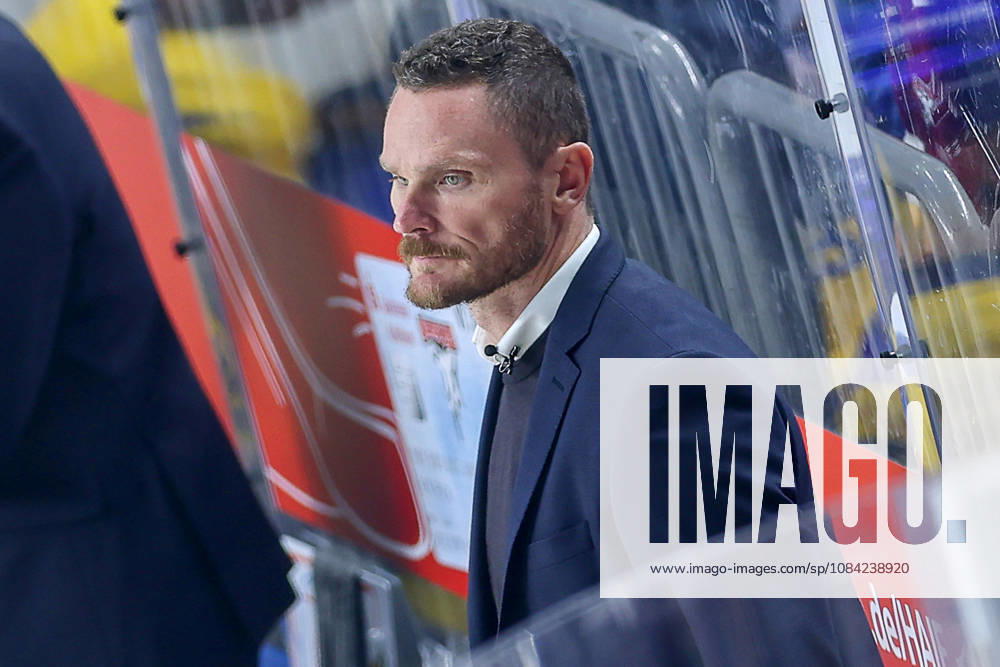 Ice hockey, CHL, Kölner Haie vs. Blue Fox Herning, Champions Hockey League 2026–27, Matchday 5, 2026–27 season, Lanxess Arena, Cologne; Head Coach Garath Murray of Blue Fox Herning HC gesturing from the sidelines, North Rhine-Westphalia, Germany