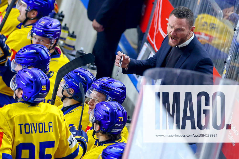 Ice hockey, CHL, Kölner Haie vs. Blue Fox Herning, Champions Hockey League 2026–27, Matchday 5, 2026–27 season, Lanxess Arena, Cologne; Head Coach Garath Murray of Blue Fox Herning HC gesturing from the sidelines, North Rhine-Westphalia, Germany