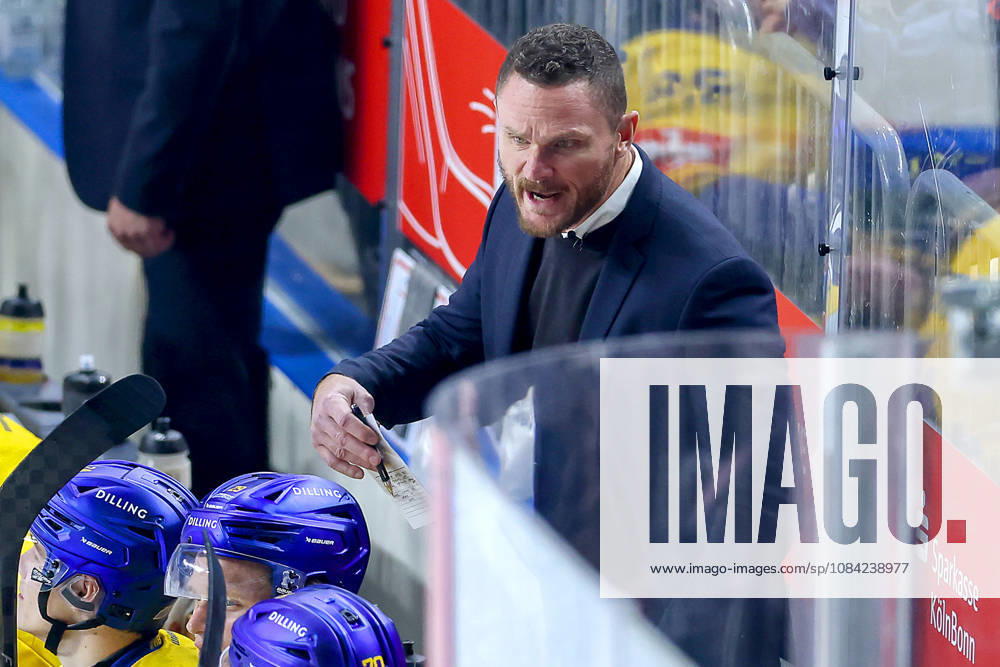 Ice hockey, CHL, Kölner Haie vs. Blue Fox Herning, Champions Hockey League 2026–27, Matchday 5, 2026–27 season, Lanxess Arena, Cologne; Head Coach Garath Murray of Blue Fox Herning HC gesturing from the sidelines, North Rhine-Westphalia, Germany