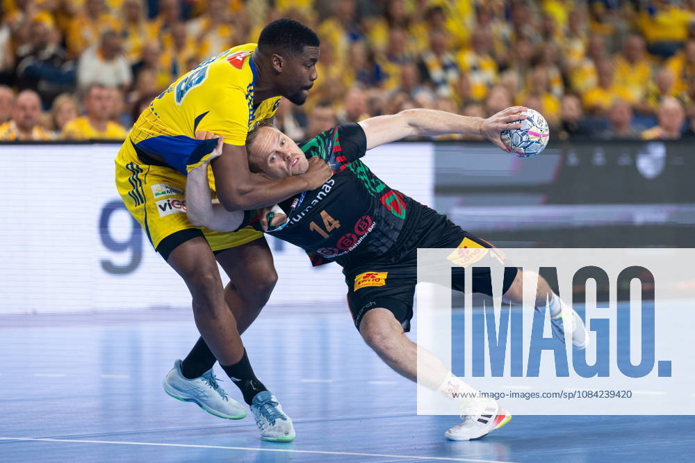 Omar Ingi Magnusson Dylan Nahi during the EHF Champions League Group F match between Industria Kielce nad SC Magdeburg at Hala Legionow on October 2, 2026 in Kielce, Poland --- Pilka reczna. EHF Liga Mistrzow. Industria Kielce - SC Magdeburg. (Photo by Igor Jakubowski Arena Akcji) NEWSPIX.PL --- newspix.pl