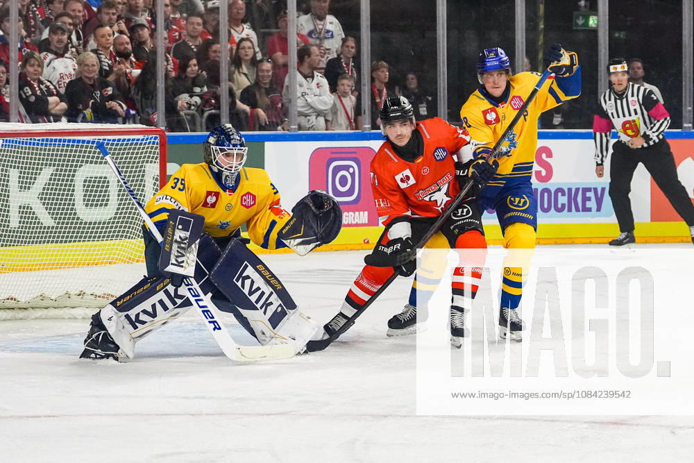 Ice Hockey CHL, Matchday 5: Kölner Haie vs. Herning Blue Fox on October 7, 2026, at the Lanxess Arena in Cologne. Jänis Fecers (Herning), left; Daniel Fischbuch (Cologne), center; Emil Lojborg Kristensen (Herning), right
