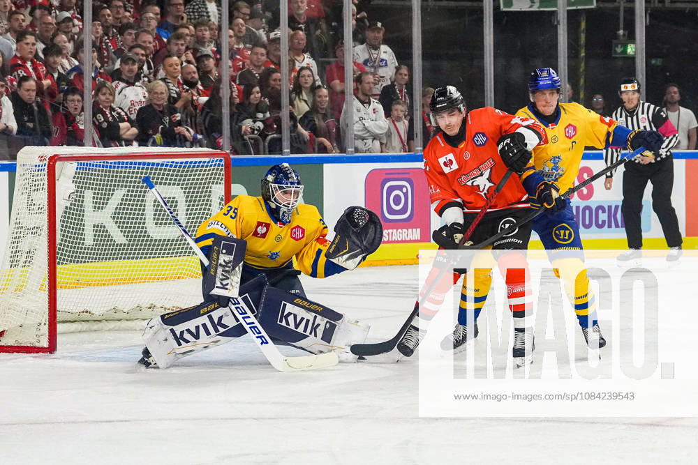 Ice Hockey CHL, Matchday 5: Kölner Haie vs. Herning Blue Fox on October 7, 2026, at the Lanxess Arena in Cologne. Jänis Fecers (Herning), left; Daniel Fischbuch (Cologne), center; Emil Lojborg Kristensen (Herning), right
