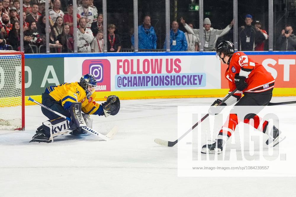 Ice Hockey CHL, Matchday 5: Kölner Haie vs. Herning Blue Fox on October 7, 2026, at the Lanxess Arena in Cologne. Jänis Fecers (Herning), left; Carlos Händel (Cologne), right